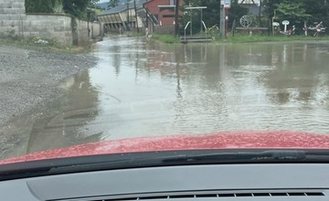 FOTO: Po búrke došlo k zatopeniu cesty v prešovskej mestskej časti Kúty. Pomáhali dobrovoľní hasiči