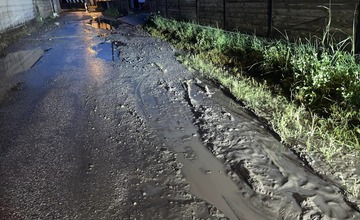 FOTO: Po búrke došlo k zatopeniu cesty v prešovskej mestskej časti Kúty. Pomáhali dobrovoľní hasiči