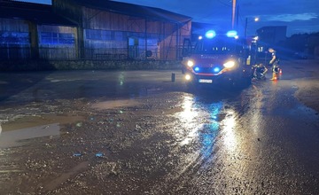 FOTO: Po búrke došlo k zatopeniu cesty v prešovskej mestskej časti Kúty. Pomáhali dobrovoľní hasiči