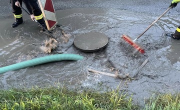 FOTO: Po búrke došlo k zatopeniu cesty v prešovskej mestskej časti Kúty. Pomáhali dobrovoľní hasiči