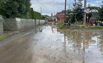 FOTO: Po búrke došlo k zatopeniu cesty v prešovskej mestskej časti Kúty. Pomáhali dobrovoľní hasiči