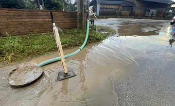FOTO: Po búrke došlo k zatopeniu cesty v prešovskej mestskej časti Kúty. Pomáhali dobrovoľní hasiči