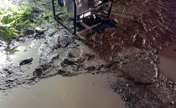 FOTO: Po búrke došlo k zatopeniu cesty v prešovskej mestskej časti Kúty. Pomáhali dobrovoľní hasiči