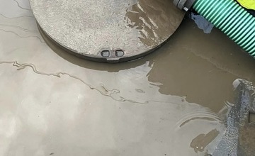 FOTO: Po búrke došlo k zatopeniu cesty v prešovskej mestskej časti Kúty. Pomáhali dobrovoľní hasiči