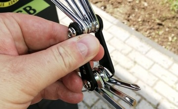 FOTO: Z nového cykloprístreška v Sabinove zmizla koncovka na nabíjanie aj súprava údržbových kľúčov