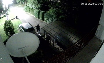 FOTO: Polícia pátra po totožnosti osoby na kamerových záznamoch. Poznáte ju? 