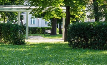 FOTO: Z parku pri železničnej stanici v Poprade odstránili väčšinu lavičiek