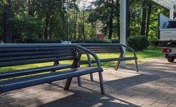 FOTO: Z parku pri železničnej stanici v Poprade odstránili väčšinu lavičiek
