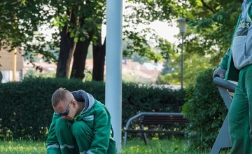 FOTO: Z parku pri železničnej stanici v Poprade odstránili väčšinu lavičiek