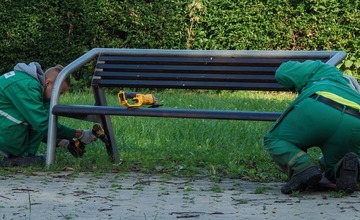 FOTO: Z parku pri železničnej stanici v Poprade odstránili väčšinu lavičiek