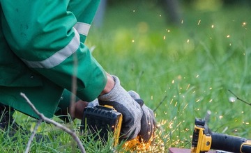 FOTO: Z parku pri železničnej stanici v Poprade odstránili väčšinu lavičiek
