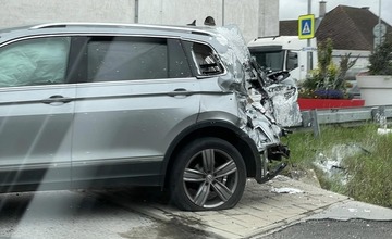 FOTO: Vo Veľkej Lomnici došlo k dopravnej nehode. V úseku sa tvorili kolóny