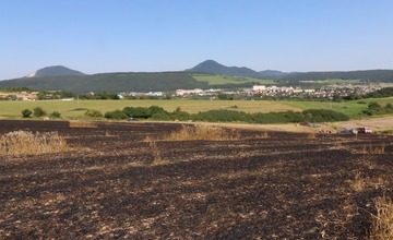 FOTO: Požiar traktora vo Veľkom Šariši, ktorý zlikvidoval 8 hektárov poľa