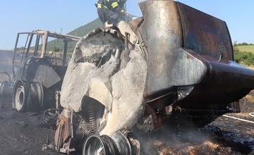 FOTO: Požiar traktora vo Veľkom Šariši, ktorý zlikvidoval 8 hektárov poľa