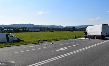 FOTO: Na ceste od Stročína do Rakovčíka sa zrazilo nákladné auto s osobným. Vodičom nezistili alkohol v krvi