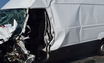 FOTO: Na ceste od Stročína do Rakovčíka sa zrazilo nákladné auto s osobným. Vodičom nezistili alkohol v krvi