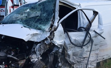FOTO: Na ceste od Stročína do Rakovčíka sa zrazilo nákladné auto s osobným. Vodičom nezistili alkohol v krvi