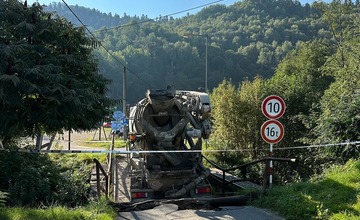 FOTO: V Levočskej doline sa pod nákladným autom prepadol most