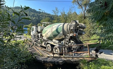 FOTO: V Levočskej doline sa pod nákladným autom prepadol most