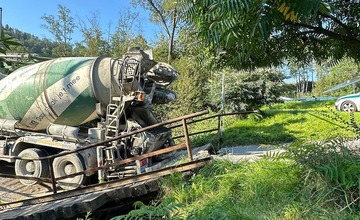 FOTO: V Levočskej doline sa pod nákladným autom prepadol most