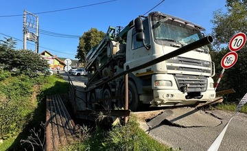 FOTO: V Levočskej doline sa pod nákladným autom prepadol most