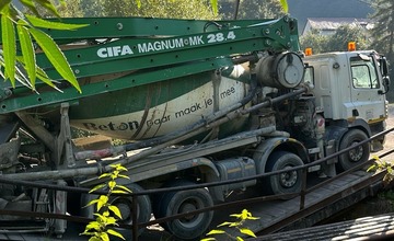 FOTO: V Levočskej doline sa pod nákladným autom prepadol most