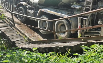 FOTO: V Levočskej doline sa pod nákladným autom prepadol most