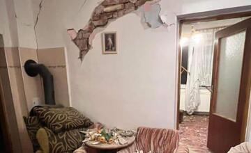 FOTO: Hasiči Prešovského kraja zasahovali po zemetrasení sedemkrát. Najviac zničené domy boli v obci Ďapalovce