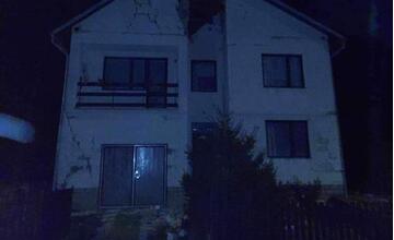 FOTO: Hasiči Prešovského kraja zasahovali po zemetrasení sedemkrát. Najviac zničené domy boli v obci Ďapalovce