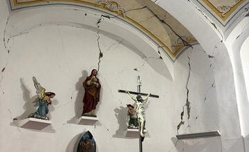 FOTO: Kostoly v Jankovciach a Nižnej Sitnici sa musia zbúrať. Pondelkové zemetrasenie narušilo ich oporné steny