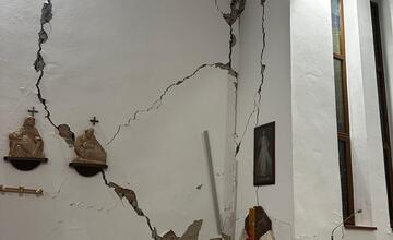 FOTO: Kostoly v Jankovciach a Nižnej Sitnici sa musia zbúrať. Pondelkové zemetrasenie narušilo ich oporné steny