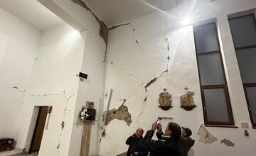 FOTO: Kostoly v Jankovciach a Nižnej Sitnici sa musia zbúrať. Pondelkové zemetrasenie narušilo ich oporné steny