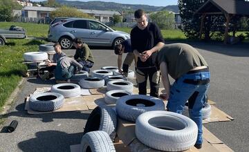 FOTO: Stredoškoláci zo Starej Ľubovne vytvorili v škole oddychovú pneuzónu