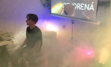 FOTO: Stredoškoláci zo Starej Ľubovne vytvorili v škole oddychovú pneuzónu