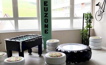 FOTO: Stredoškoláci zo Starej Ľubovne vytvorili v škole oddychovú pneuzónu