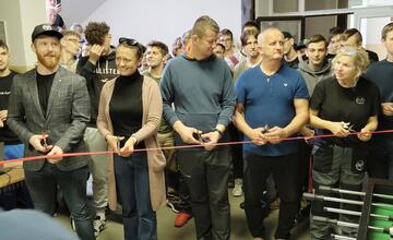 FOTO: Stredoškoláci zo Starej Ľubovne vytvorili v škole oddychovú pneuzónu