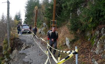 FOTO: V Tanape posudzovali stav zosunutého chodníka medzi Hrebienkom a Rainerovou chatou