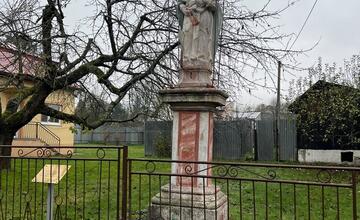 FOTO: Sochu Panny Márie Škapuliarskej stojacej v Stropkove premiestnili