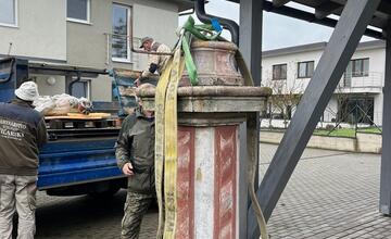 FOTO: Sochu Panny Márie Škapuliarskej stojacej v Stropkove premiestnili