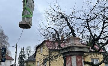 FOTO: Sochu Panny Márie Škapuliarskej stojacej v Stropkove premiestnili