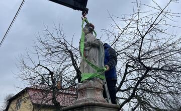 FOTO: Sochu Panny Márie Škapuliarskej stojacej v Stropkove premiestnili