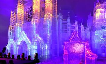 FOTO: Tatranský ľadový dóm na Hrebienku je otvorený. Interiér zdobí Westminsterské opátstvo