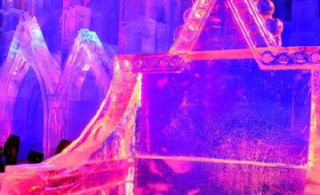 FOTO: Tatranský ľadový dóm na Hrebienku je otvorený. Interiér zdobí Westminsterské opátstvo