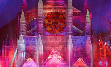 FOTO: Tatranský ľadový dóm na Hrebienku je otvorený. Interiér zdobí Westminsterské opátstvo