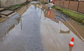 FOTO: Dobrovoľní hasiči mesta Prešov zasahovali pri zatopenej ceste v časti Kúty