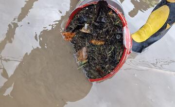 FOTO: Dobrovoľní hasiči mesta Prešov zasahovali pri zatopenej ceste v časti Kúty