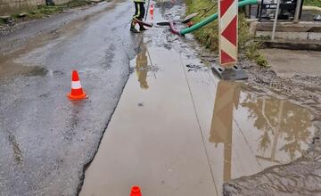 FOTO: Dobrovoľní hasiči mesta Prešov zasahovali pri zatopenej ceste v časti Kúty