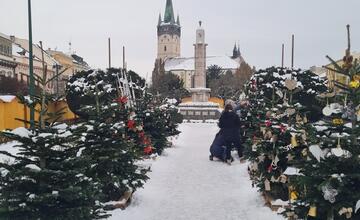 FOTO: Južný park zdobí 12 vianočných jedličiek od prešovských škôl