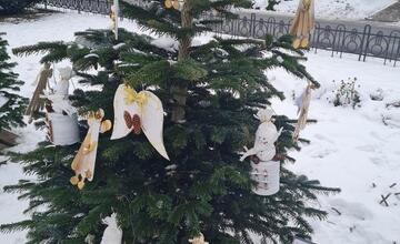 FOTO: Južný park zdobí 12 vianočných jedličiek od prešovských škôl