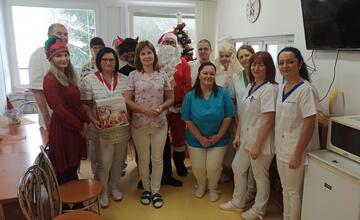 FOTO: Pacientov a zamestnancov vo svidníckej nemocnici navštívil Mikuláš